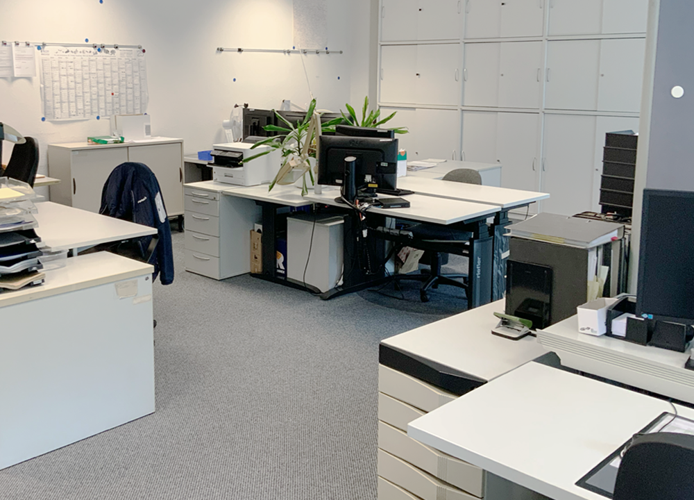 Mann arbeitet an mehreren Computern mit Überwachungsbildschirmen